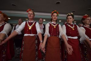 15 певчески и танцови състава се включиха в първия Национален фестивал „Тракия пее и танцува” / Новини от Казанлък