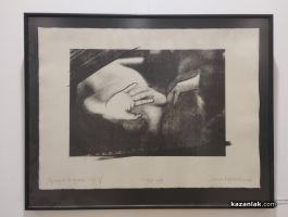 Откриха изложбата “Момичето в другата стая“ на художника Деян Карагогов / Новини от Казанлък