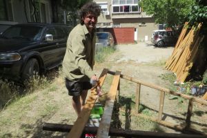 ТД “Орлово гнездо“ започна ремонта на масите и пейките на заслона на Саръяр / Новини от Казанлък