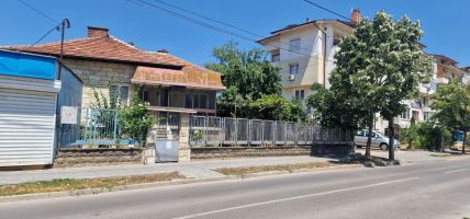 Нови тротоари, асфалтирани улици и междублокови пространства в Kазанлък / Новини от Казанлък