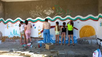 Деца и младежи изрисуваха стената на читалището в Шейново