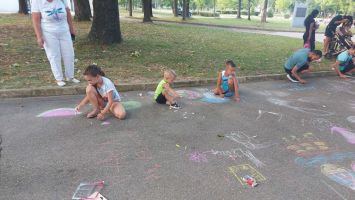 Малки и големи рисуваха на асфалт в Павел баня  / Новини от Казанлък