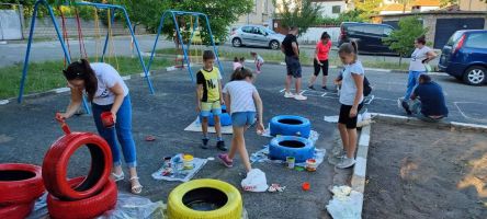 Шипченци почистиха и облагородиха детския парк в града