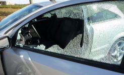 Втори автомобил осъмна разбит и ограбен в Казанлък