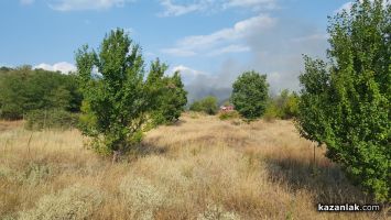 Пожарът се прехвърли на юг към Черганово. Наближава площадка за противоградни ракети/ВИДЕО / Новини от Казанлък