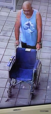 Мъж се престори на инвалид и открадна инвалидна количка от Поликлиниката / ВИДЕО / Новини от Казанлък