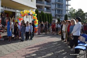 Първият училищен звънец удари за 64 първокласници в ОУ „Паисий  Хилендарски“ / Новини от Казанлък