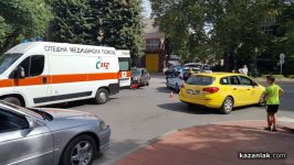 Кола и мотопед се блъснаха до „Зеления мост“  / Новини от Казанлък
