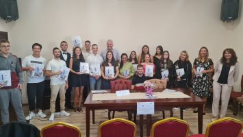 Учениците от ПГЛПТ получиха сертификати за участие в проект в Унгария