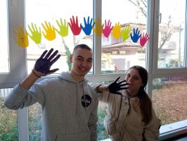 Учениците на ПГЛПТ “подадоха“ ръка в Деня на толерантността