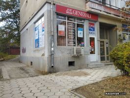 Мазилка от блок се срути на тротоара в центъра на Казанлък / Новини от Казанлък