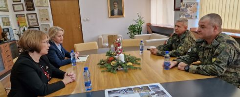 Новият и бивш командири на 61 СМБ с Кмета на Казанлък: Нека постигнатата синергия между военни и местна власт да продължи