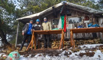 Момчетата от клуб „Планинско бягане и туризъм“ дооборудваха заслона на Саръяр