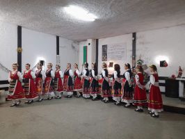 Коледен концерт с чисто нови носии изпълниха танцьорите на читалището в с. Хаджидимитрово 