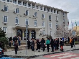 Жителите на Бузовград се събраха на протест пред Съдебната палата в Стара Загора