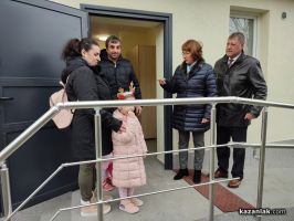 Кметът Галина Стоянова връчи ключовете на първите новодомци в новите социални жилища / Новини от Казанлък