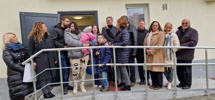 Кметът Галина Стоянова връчи ключовете на първите новодомци в новите социални жилища