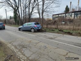 Млад шофьор помете знак на пътя Енина - Казанлък / Новини от Казанлък