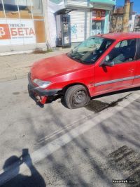 Шофьор се е блъснал в цветните кашпи и си е зарязал колата на спирка в Казанлък / Новини от Казанлък