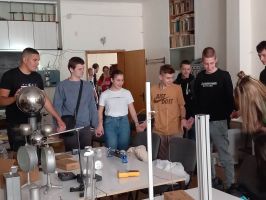 Ученици на хуманитарната гимназия посетиха лабораториите по физика на Софийския университет