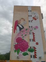Шевици и рози красят фасадата на осем етажен блок в Казанлък