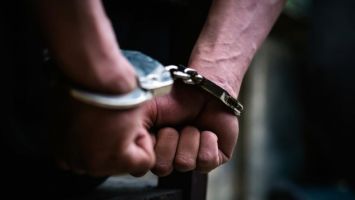 Съдът остави в ареста 18-годишния младеж ограбил таксиметров шофьор в Казанлък 