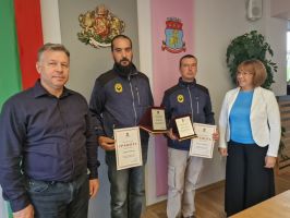 Благодарности и почетни грамоти от кмета на Казанлък за казанлъчаните Тодор Иванов и Кемал Рамадан за участието им в спасителната акция в пещера Морджа в Турция