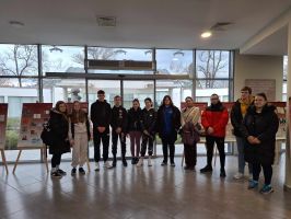 Ученици от ПГЛПТ посетиха изложбата „Жените в историята на академичната наука в България“
