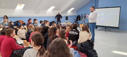 Ученици и учители от ОУ “Мати Болгария“ обсъждаха с експерти влиянието на дигиталните технологии и социалните мрежи