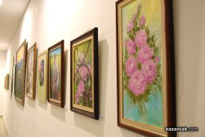 24 творци от Казанлък представиха своя съвместна изложба “С аромат на рози“
