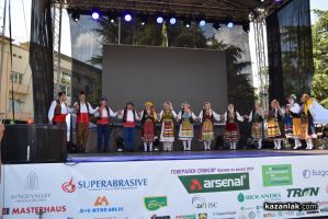 С феерия от багри и ритми, започна Международния фолклорен фестивал в Казанлък 
