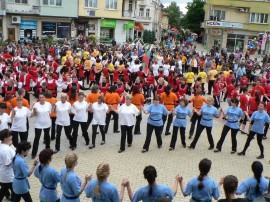 Народните танци завладяха центъра на Казанлък / Новини от Казанлък