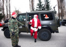 Дядо Коледа пристигна в Казанлък с брониран джип / Новини от Казанлък