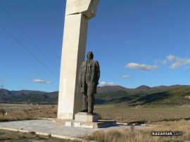 Апаши пробвали да задигнат паметника на Димитър Благоев / Новини от Казанлък