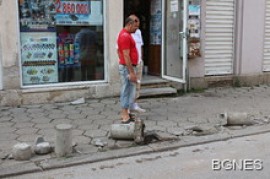 Пиян шофьор помля антипаркингови тела до Районния съд в Казанлък / Новини от Казанлък