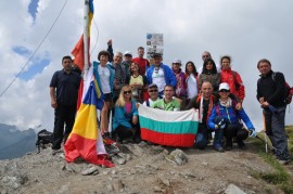 Казанлъшки туристи изкачиха най-високия връх в Румъния и посетиха замъка на граф Дракула / Новини от Казанлък