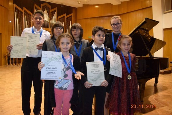 Пианистите на Елена Юлиянова с 8 награди от престижен конкурс / Новини от Казанлък