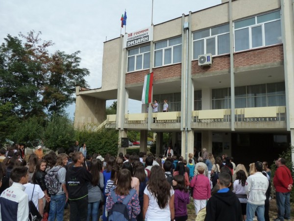 Ученици от Художествената гимназия подреждат изложба в Стара Загора / Новини от Казанлък