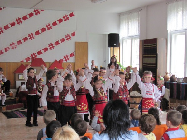 Деца показаха народни традиции и обичаи по проект на Община Казанлък / Новини от Казанлък