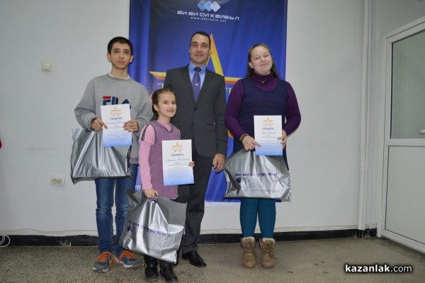 Борис Кърчев награди децата участвали в „Талантите на Казанлък” за месец декември / Новини от Казанлък