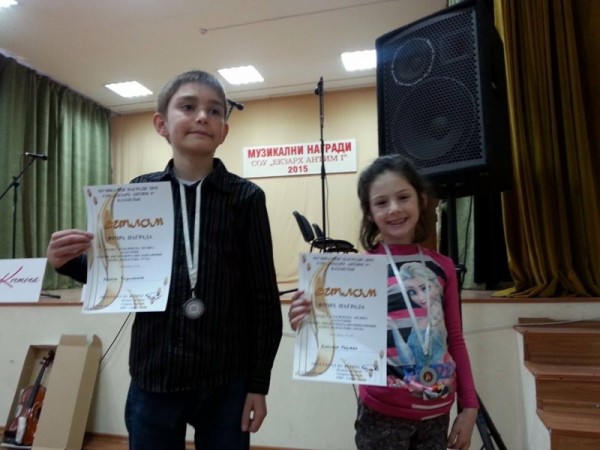 Награди за талантливите деца на НЧ „Възродена Искра - 2000” / Новини от Казанлък