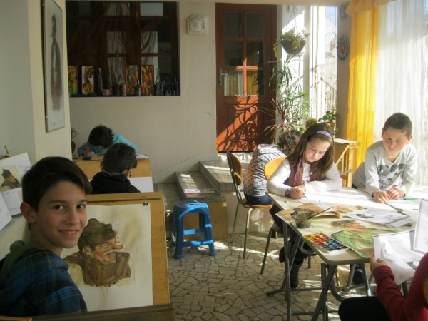 Школа Арт линия представя своята изложба “Нашенци преди и сега“ / Новини от Казанлък