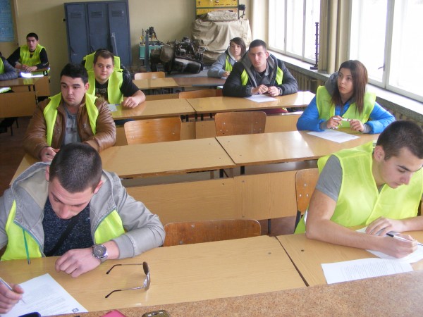 Кандидат студенти на изпит днес в гимназията по транспорт в Казанлък / Новини от Казанлък