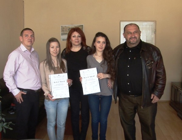 Фирми дариха безплатни шофьорски курсове на две момичета от Казанлък / Новини от Казанлък