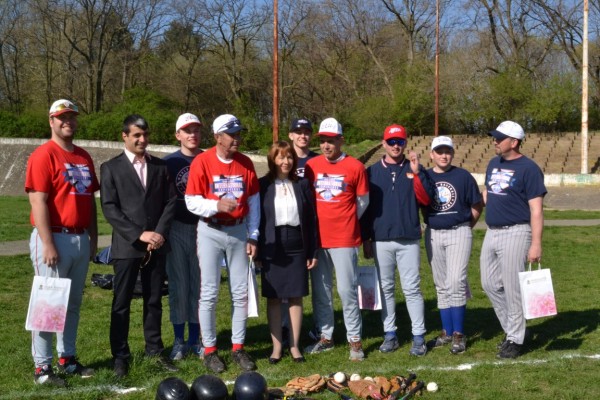 Американци пристигнаха в Казанлък, за да обучават подрастващите на бейзбол / Новини от Казанлък