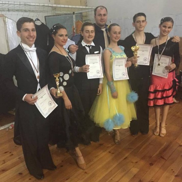 Състезателите ни по спортнитни танци се завърнаха от състезания в Пловдив и Румъния / Новини от Казанлък