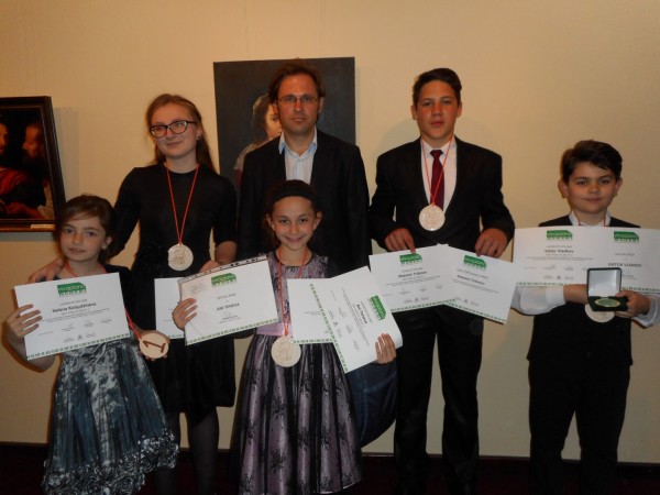 Възпитаниците на Елена Юлиянова спечелиха 14 награди от конкурса Вивапиано / Новини от Казанлък