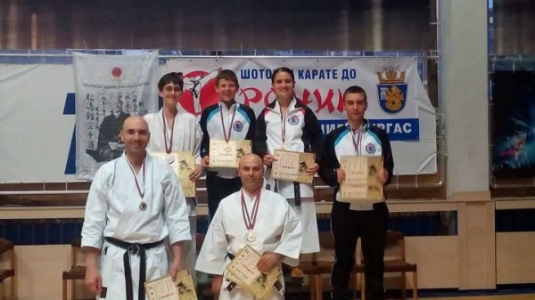 Каратеките на треньора Илиян Дянков спечелиха 16 медала на турнир в Бургас / Новини от Казанлък