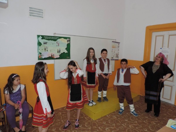 Читалището в Енина награди деца участвали в спортни и математически надпревари / Новини от Казанлък