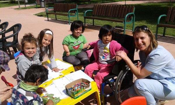 Зарадваха с подаръци малчуганите от Дневния център за деца с увреждания / Новини от Казанлък